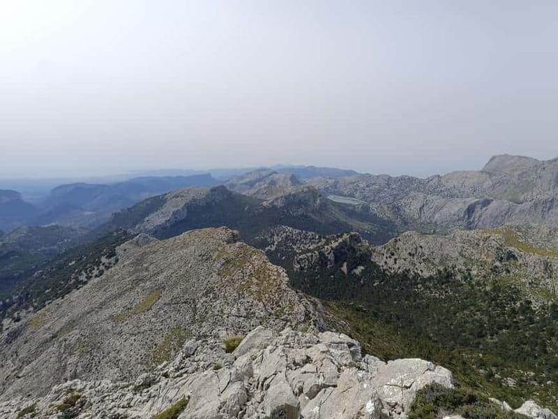 Puig Massanella , the highest accessible summit on Mallorca - The ascent rhythm: photo pauses, a guide who keeps you steady