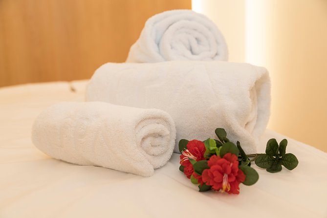 Romantic couple massage + SPA entry and private jacuzzi with cava - The couples massage in a private room for two