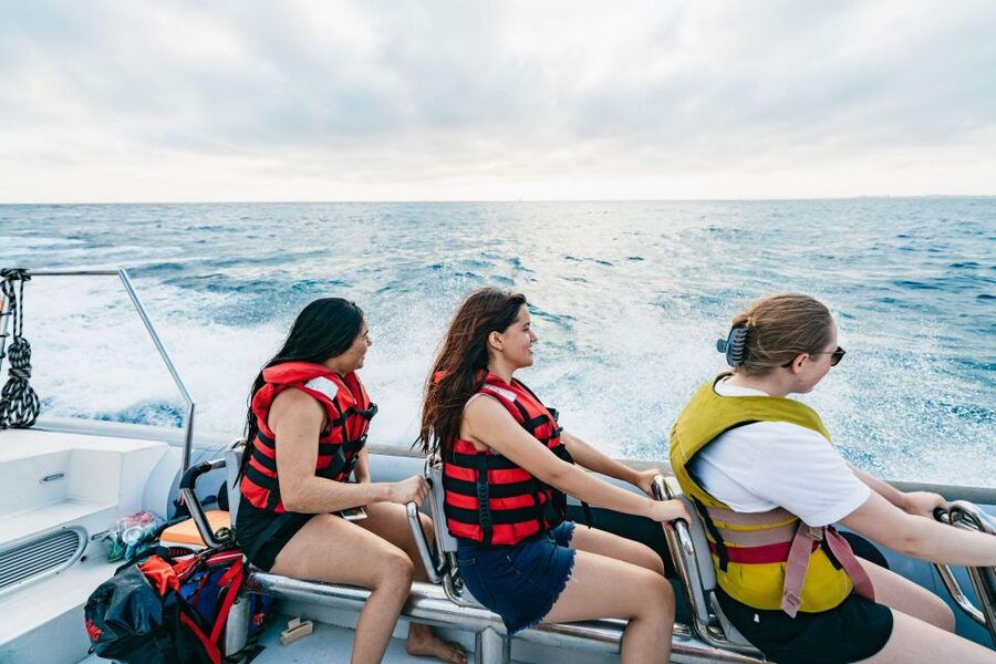S'Arenal: Boat trip to Illetas with views of Palma - On-board comfort, safety, and the bar you can use if you want