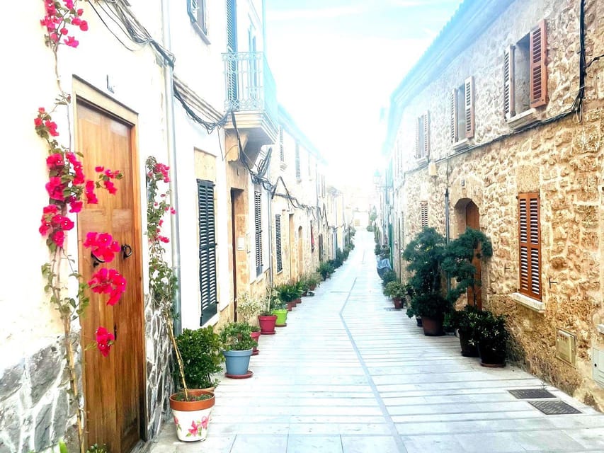 Santa Ponca: CoupleWalk, fun game and city walk for couples - The app-led walk: fun, but not a classic guide narration