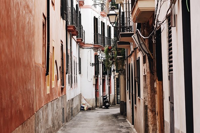Self-Guided Audio Tour - The Legends of Palma - The Drac legend and the soundscape effect at La Seu