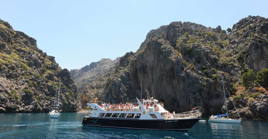 Sóller: Boat Trip to Sa Calobra and Torrent de Pareis - From the Port of Sóller: Meeting Barcos Azules and Setting Off